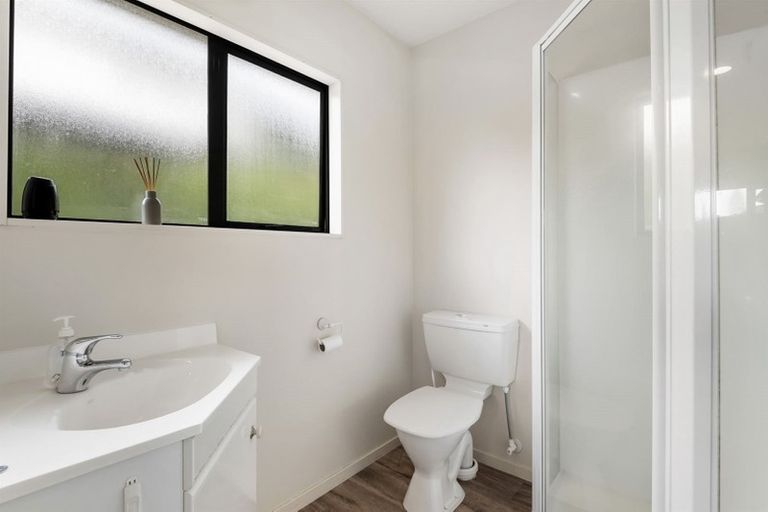 Photo of property in 2/14 Target Road, Totara Vale, Auckland, 0629