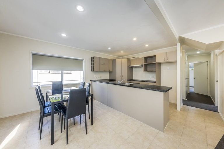 Photo of property in 27a Rotoiti Avenue, Pakuranga Heights, Auckland, 2010