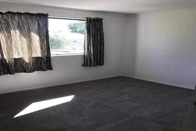 Photo of property in 2/23 Camelot Place, Glenfield, Auckland, 0629