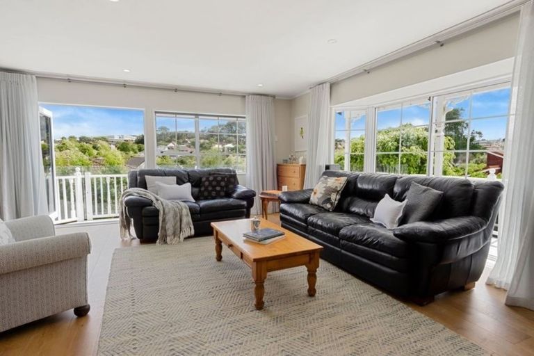 Photo of property in 2/10 Landsberg Way, Windsor Park, Auckland, 0632