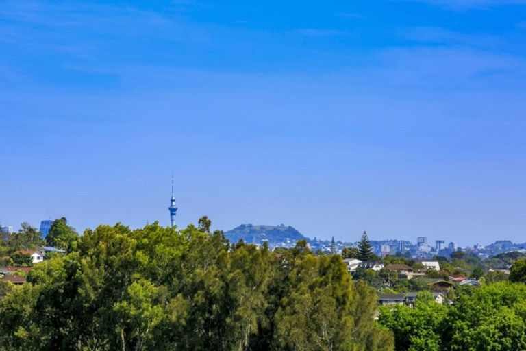 Photo of property in 43 Juniper Road, Sunnynook, Auckland, 0620