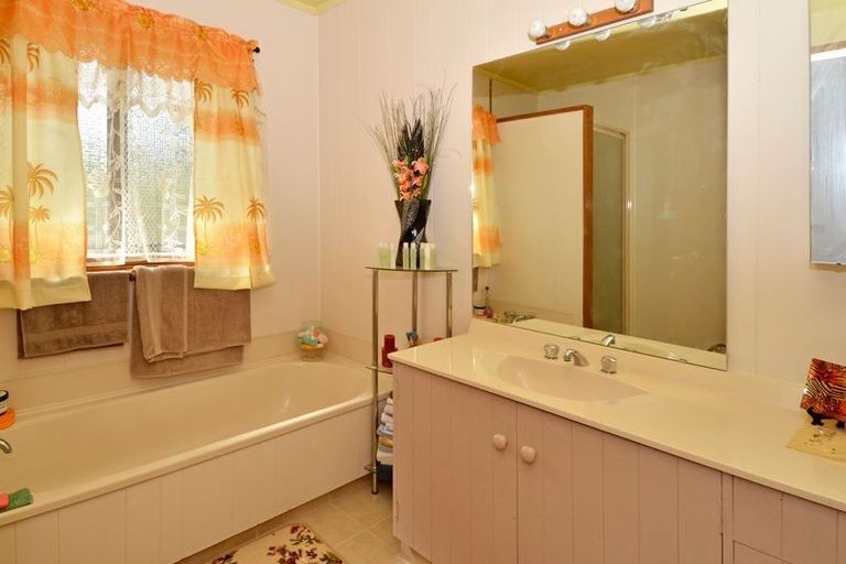 Photo of property in 2/30 Redoubt Road, Goodwood Heights, Auckland, 2105