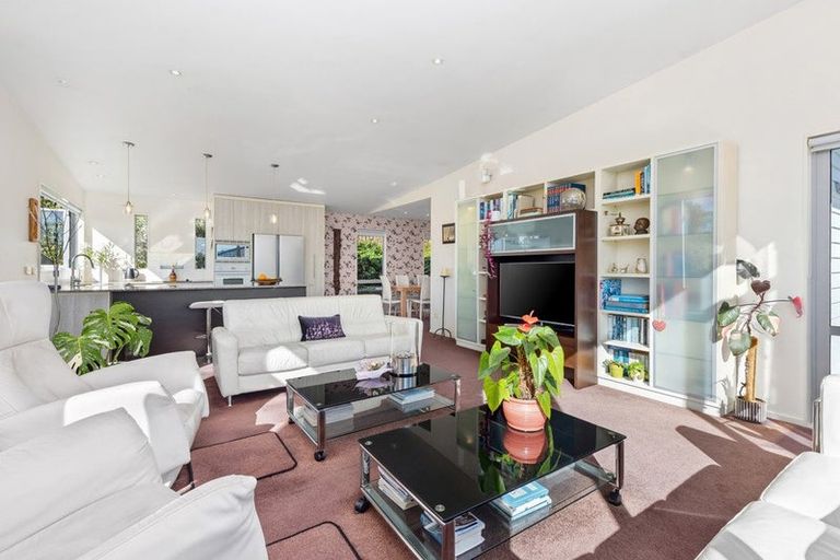 Photo of property in 10 Veronica Close, Red Beach, 0932