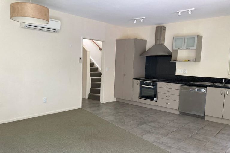 Photo of property in 2/39 Onslow Road, Khandallah, Wellington, 6035