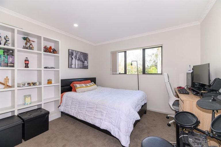 Photo of property in 99a Awaroa Road, Sunnyvale, Auckland, 0612