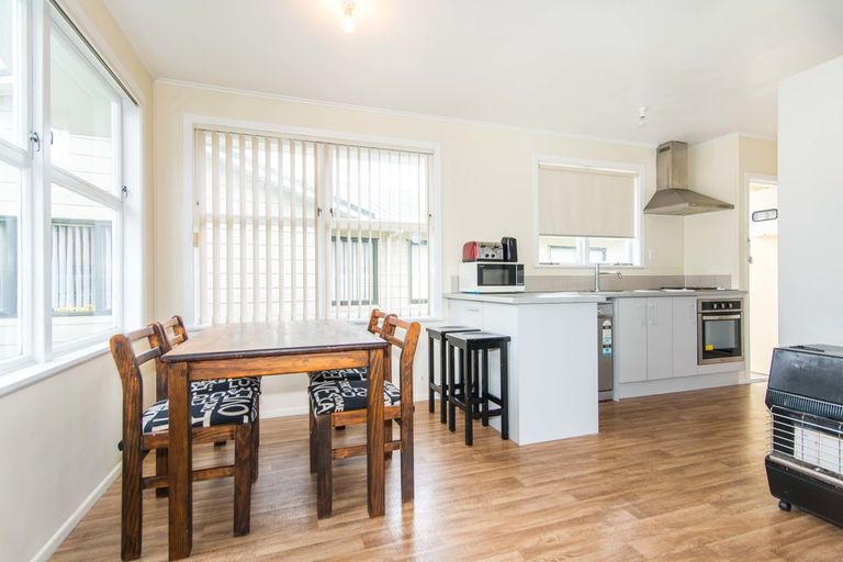 Photo of property in 37 Tarata Crescent, Mangere Bridge, Auckland, 2022