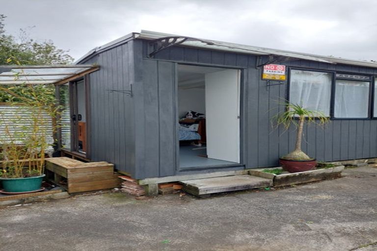 Photo of property in 2/328 East Coast Road, Sunnynook, Auckland, 0632