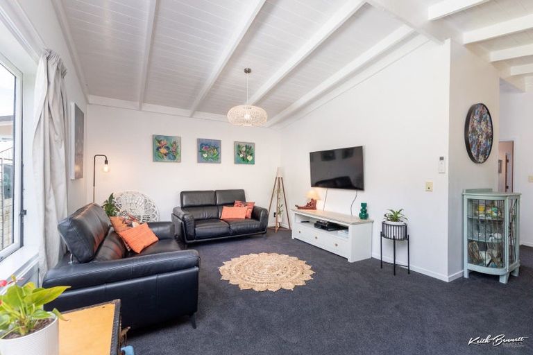 Photo of property in 38 Larchmont Grove, Totara Park, Upper Hutt, 5018