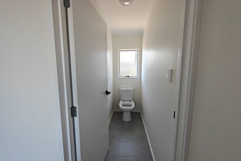 Photo of property in 20 Jumento Place, Unsworth Heights, Auckland, 0632