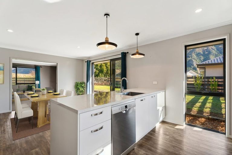 Photo of property in 10 Lakefield Close, Kingston, Athol, 9793