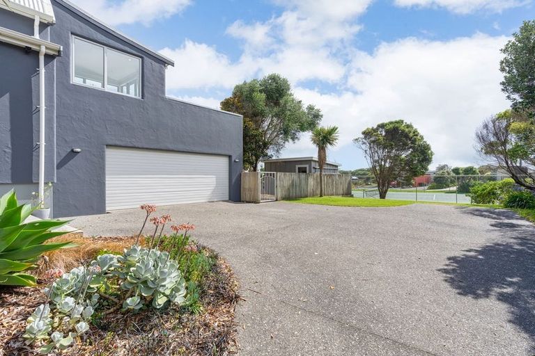 Photo of property in 18 Marram Way, Peka Peka, Waikanae, 5391