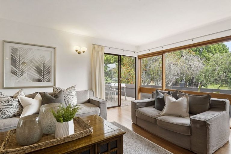 Photo of property in 8 Riviera Place, Hauraki, Auckland, 0622