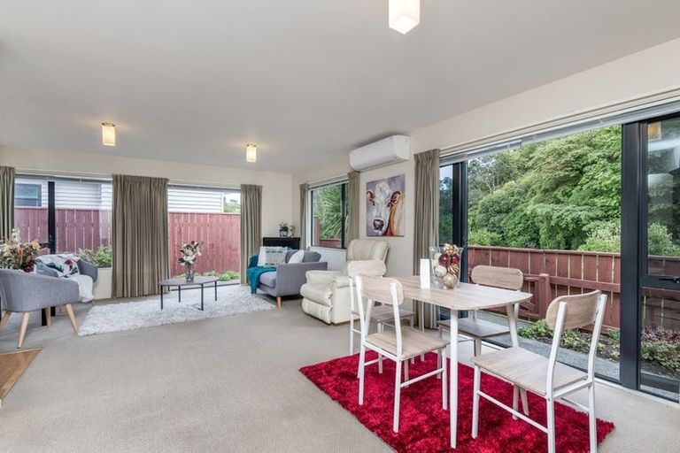 Photo of property in 7a Lyndfield Lane, Newlands, Wellington, 6037
