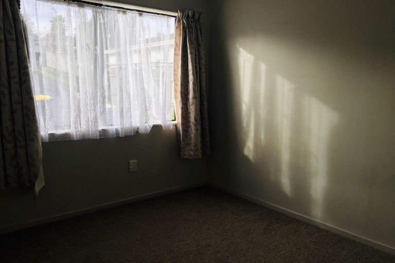 Photo of property in 2/24 Lambrown Drive, Totara Vale, Auckland, 0629