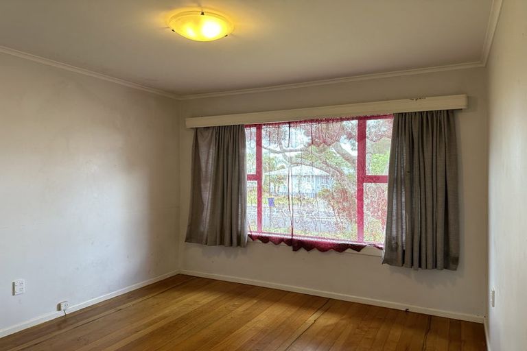 Photo of property in 16 Buscomb Avenue, Henderson, Auckland, 0610