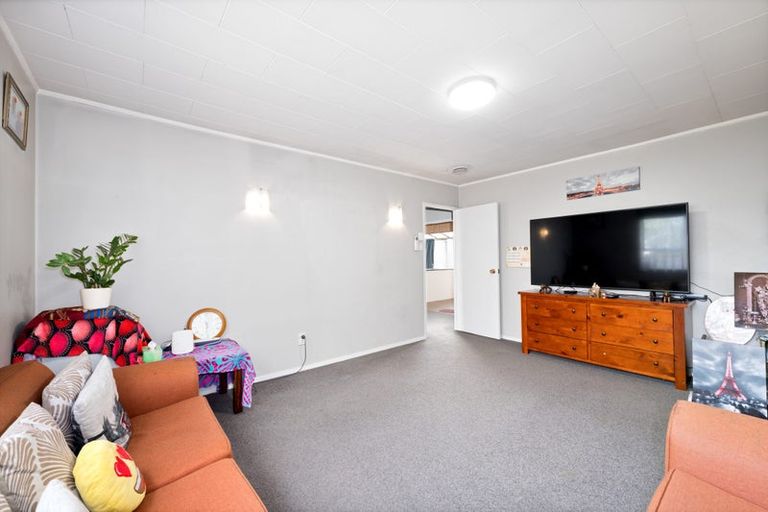 Photo of property in 2/15 Larissa Avenue, Henderson, Auckland, 0610