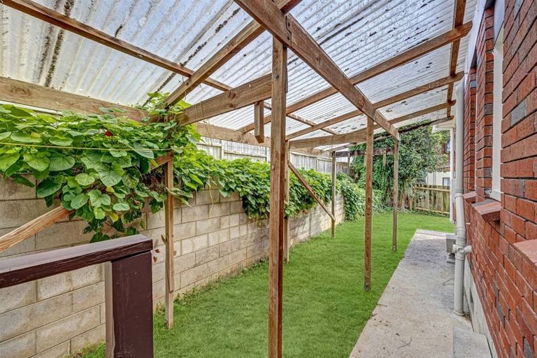 Photo of property in 1/11 Glenfern Road, Mellons Bay, Auckland, 2014