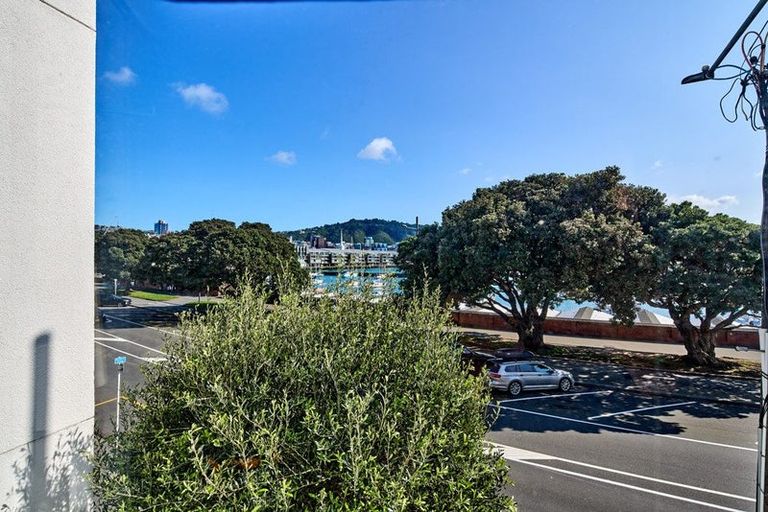 Photo of property in 122 Oriental Parade, Oriental Bay, Wellington, 6011