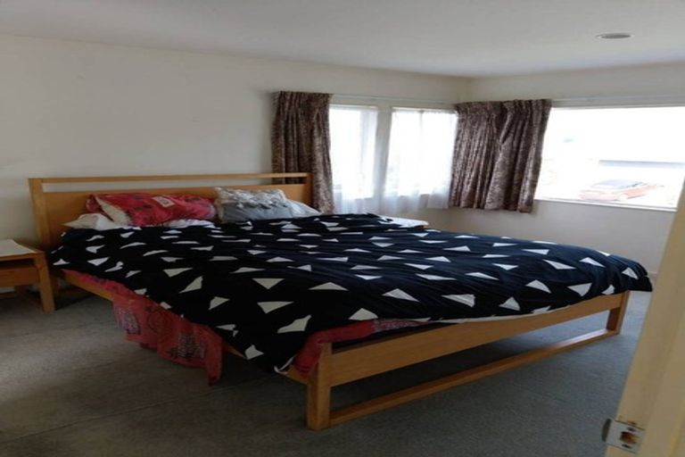 Photo of property in 3 Harbour Lights Close, West Harbour, Auckland, 0618