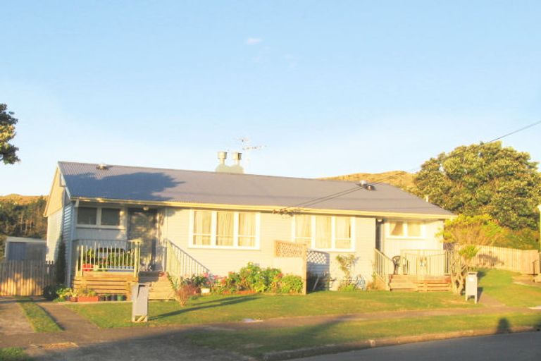 Photo of property in 17-19 Suffolk Place, Cannons Creek, Porirua, 5024