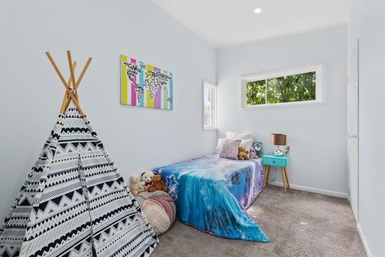 Photo of property in 70 Forrest Hill Road, Forrest Hill, Auckland, 0620