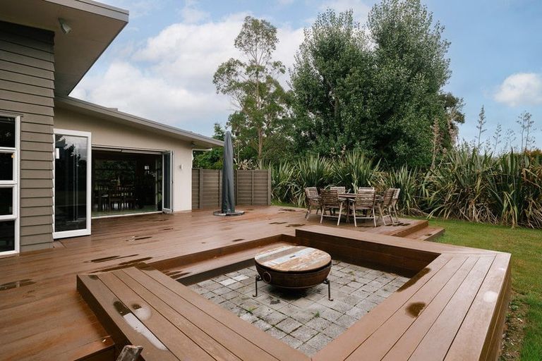 Photo of property in 8 Titirangi Drive, Fitzherbert, Palmerston North, 4471