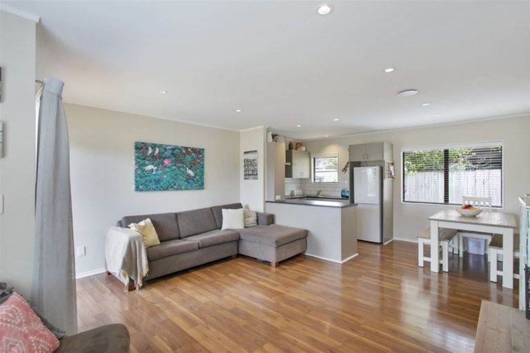 Photo of property in 1/10 Oreil Avenue, West Harbour, Auckland, 0618