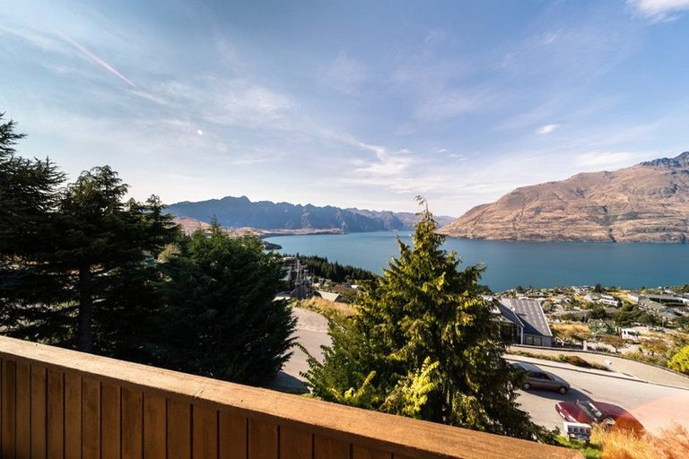 Photo of property in 128 Wynyard Crescent, Fernhill, Queenstown, 9300
