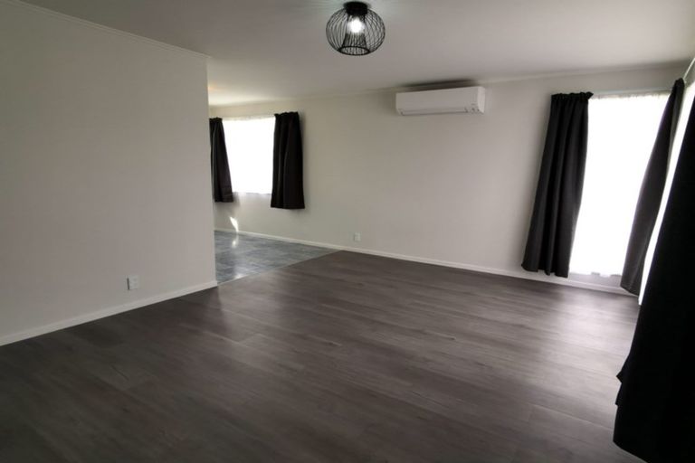 Photo of property in 2 Maybelle Place, Kelston, Auckland, 0602