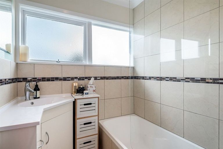 Photo of property in 1/982 East Coast Road, Northcross, Auckland, 0632