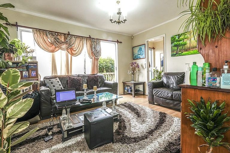 Photo of property in 2/12 Ballater Place, Highland Park, Auckland, 2010