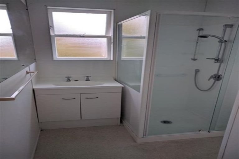 Photo of property in 1/28 Neal Avenue, Glenfield, Auckland, 0629