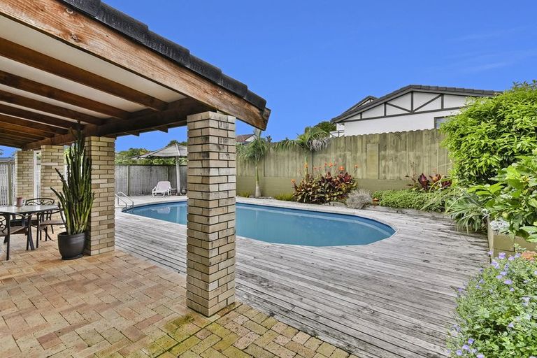 Photo of property in 2 Rippleside Place, Pahurehure, Papakura, 2113