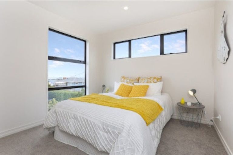 Photo of property in 1/8 Hepburn Road, Glendene, Auckland, 0602