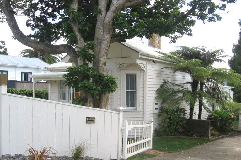 Photo of property in 151 Glenfield Road, Hillcrest, Auckland, 0626
