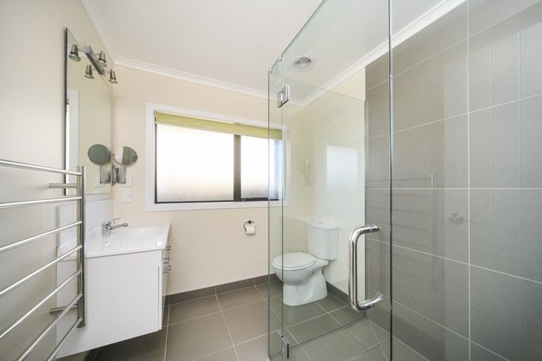Photo of property in 12 Ron Place, Fitzherbert, Palmerston North, 4410