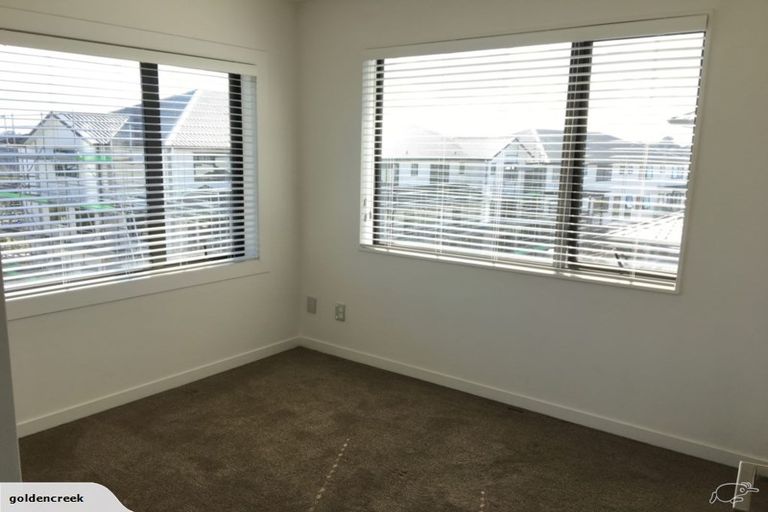 Photo of property in 16 Peony Mews, Oteha, Auckland, 0632