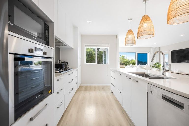 Photo of property in 15 Somerset Place, Stanmore Bay, Whangaparaoa, 0932