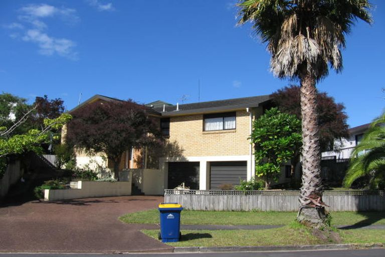 Photo of property in 15 St Lucia Place, Unsworth Heights, Auckland, 0632