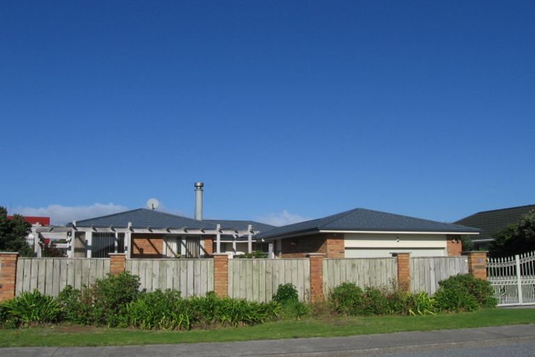Photo of property in 3 Adrian Grove, Waikanae Beach, Waikanae, 5036
