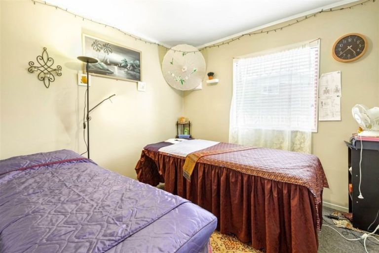 Photo of property in 71 Chilcott Road, Henderson, Auckland, 0612