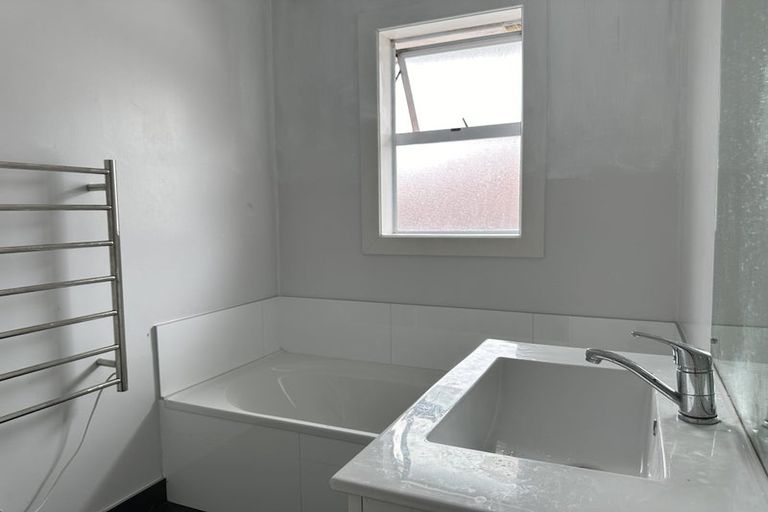 Photo of property in 16 Buscomb Avenue, Henderson, Auckland, 0610