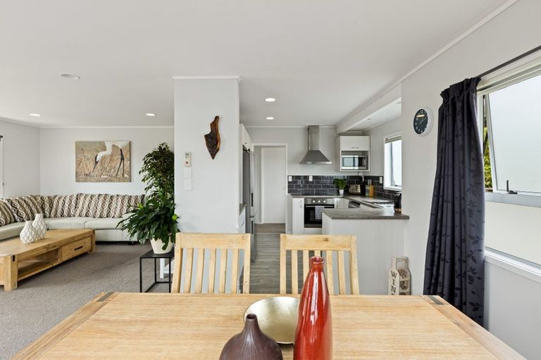 Photo of property in 10 Royalty Rise, Red Beach, 0932