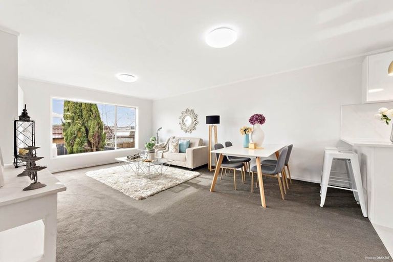 Photo of property in 4/92 Lynwood Road, New Lynn, Auckland, 0600