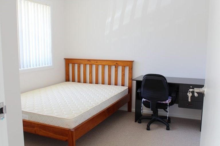 Photo of property in 1/4 Mossop Rise, Glenfield, Auckland, 0629