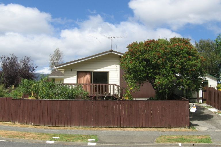 Photo of property in 28 Hartford Crescent, Totara Park, Upper Hutt, 5018