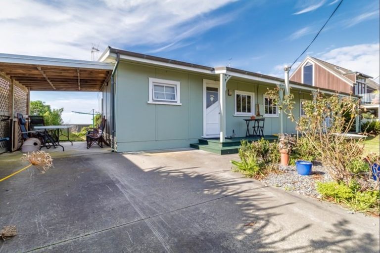 Photo of property in 17 Clifton Road, Haumoana, 4102