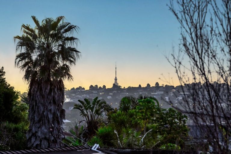 Photo of property in 8 Fielding Crescent, Farm Cove, Auckland, 2012