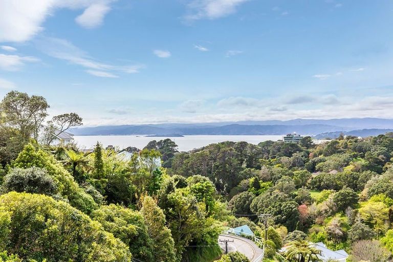 Photo of property in 27 Garden Road, Northland, Wellington, 6012