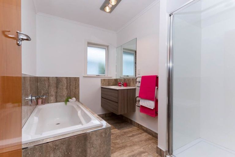 Photo of property in 35 Sturges Road, Henderson, Auckland, 0612